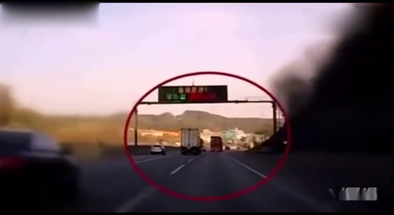 实拍韩国卡车急刹倾斜两轮悬空 司机机智拨正