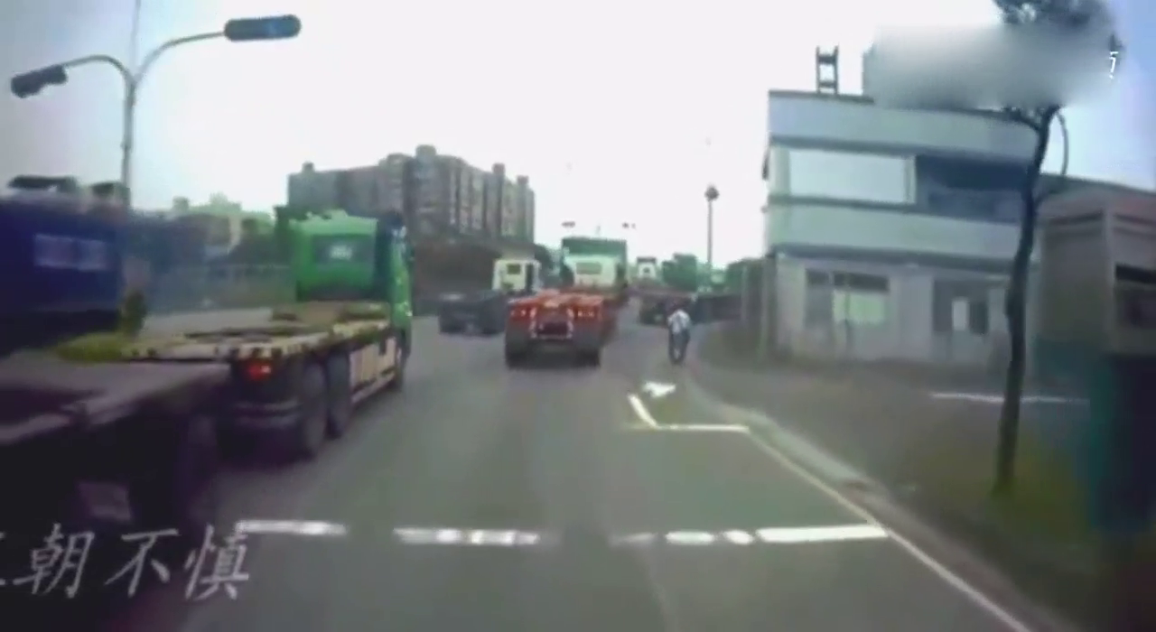 电动车非抢这几秒回家，大卡车却没注意到，一个转弯就惨了！