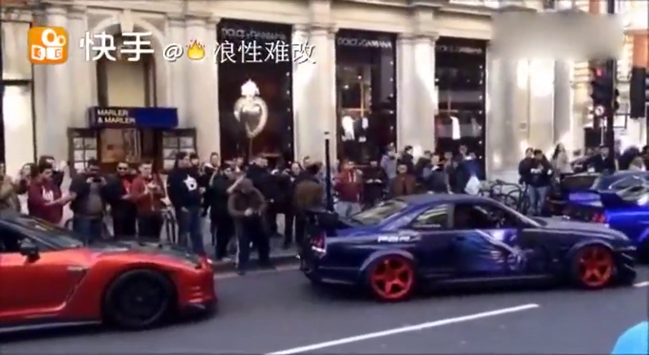 超级跑车街头轰油门 跟放炮一样