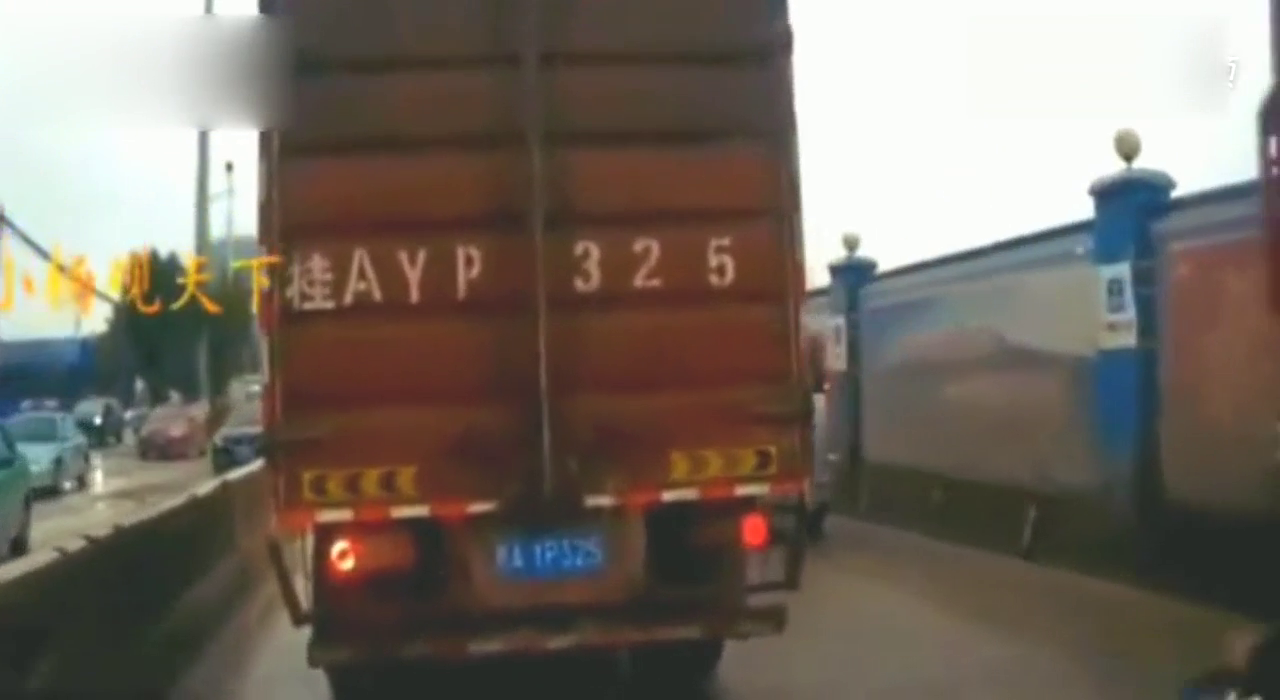 电动车作死超车，大卡车瞬间把他撞到压了过去，真惨！