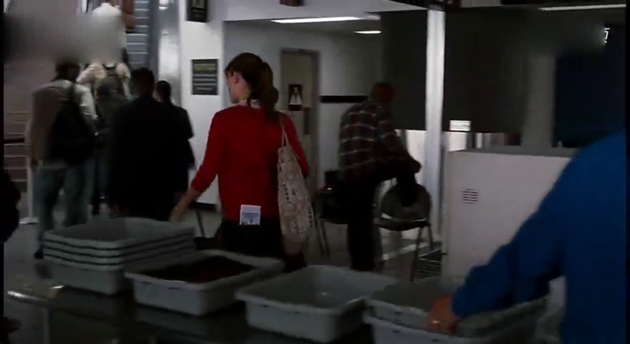 帅哥开炫酷跑车抱垃圾桶买机票追好友