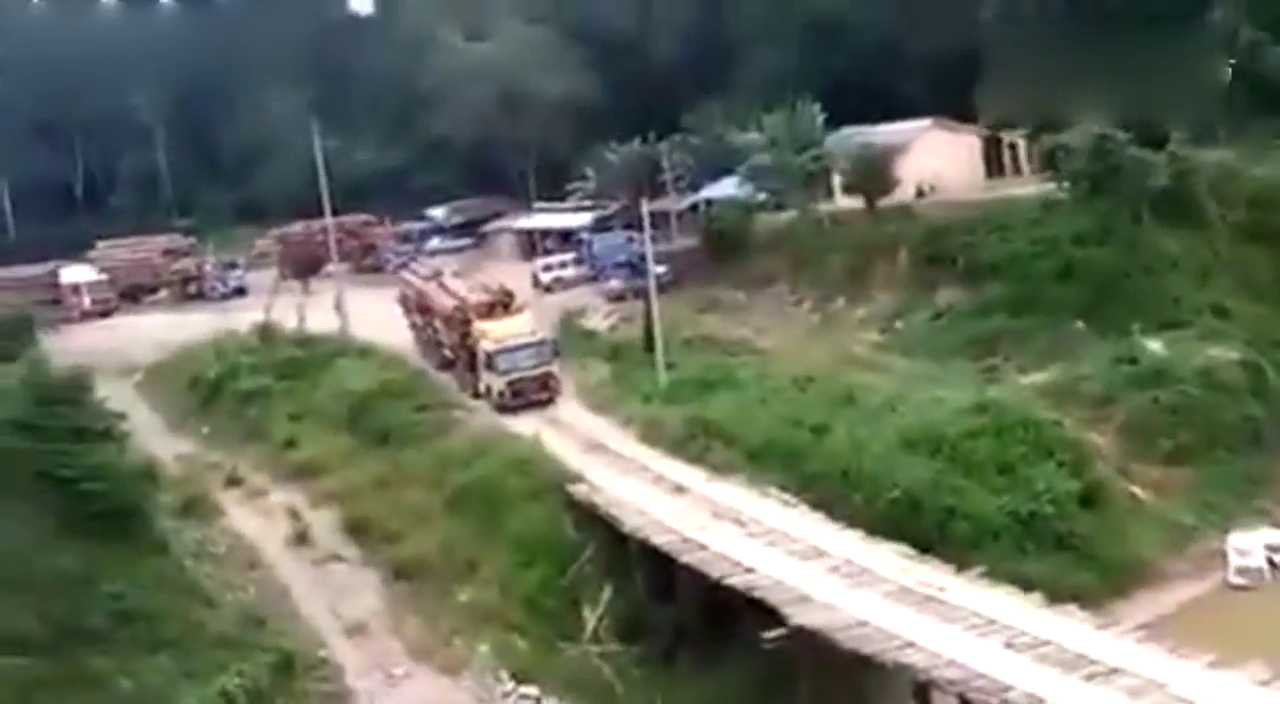 实拍装满货的大卡车过木桥，这也太猛了吧，司机牛逼