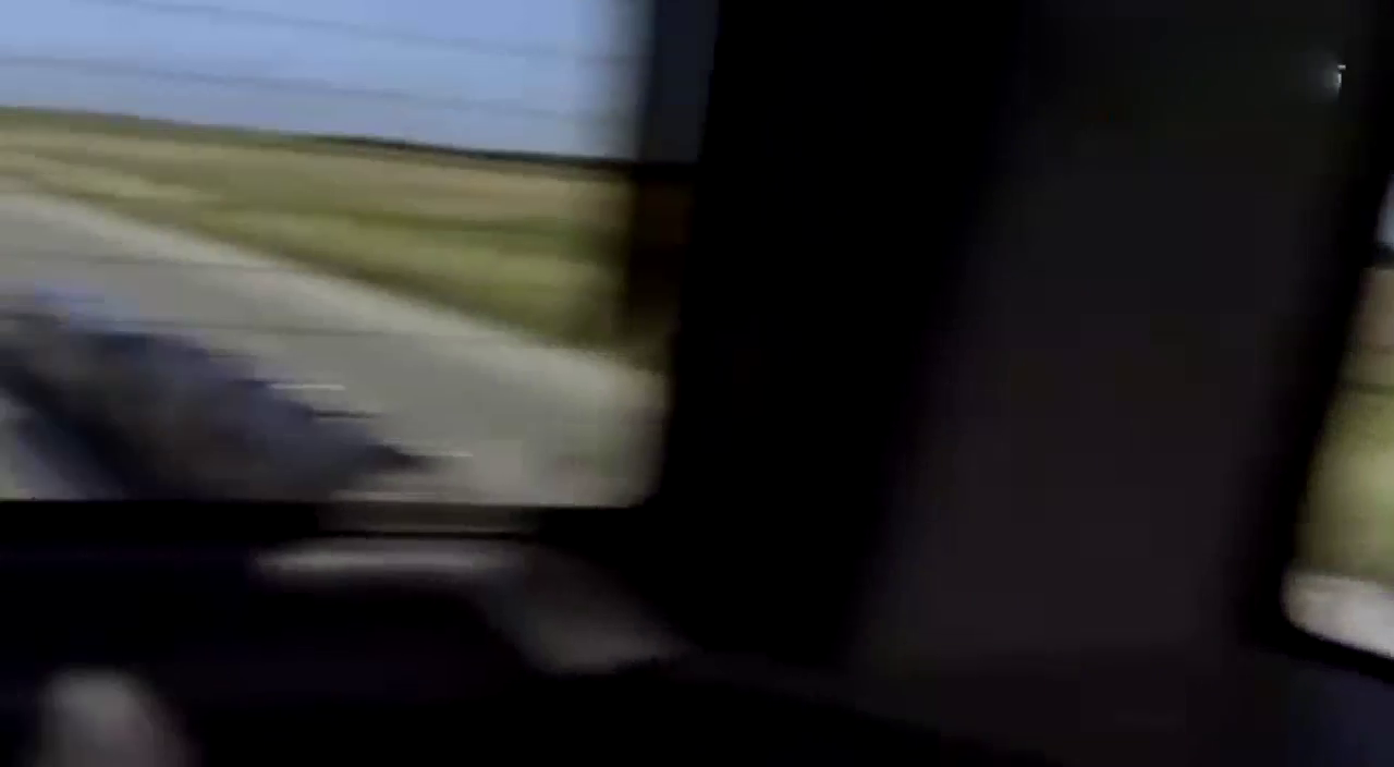 暴露卡车司机被年轻赛车人惹怒，差点发生交通事故