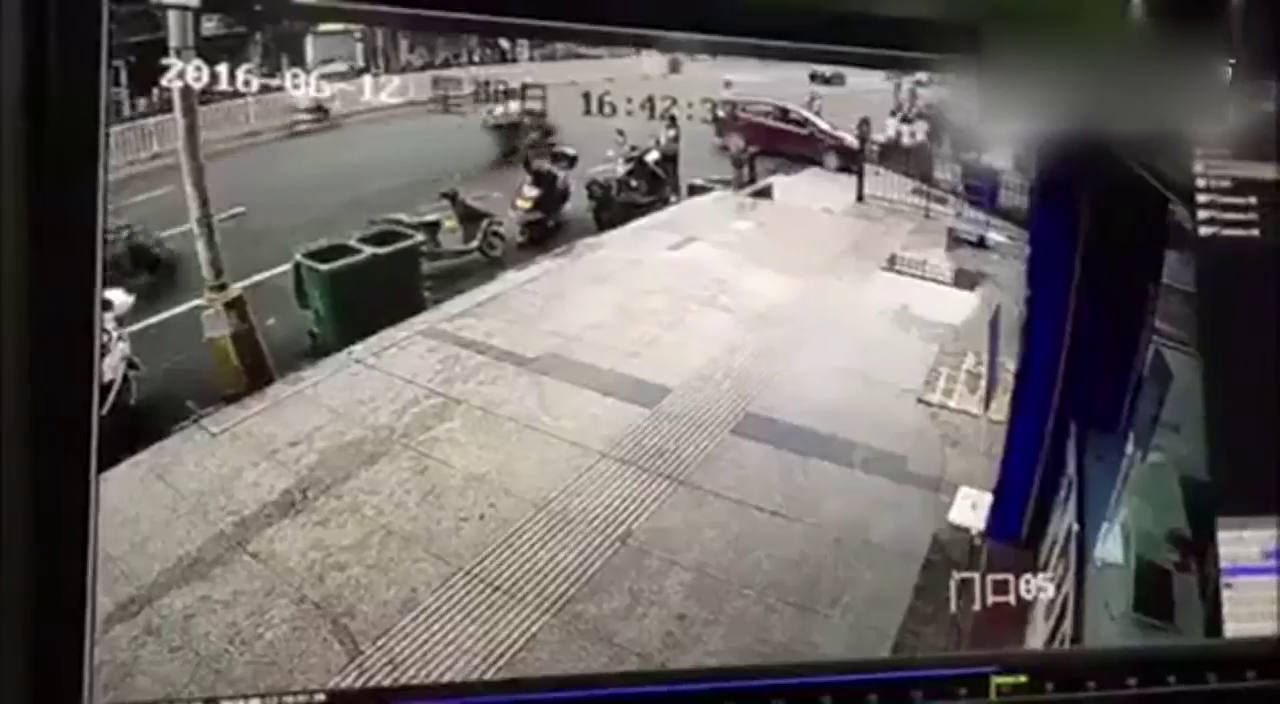 车祸猛如虎！小车失控飞撞多辆电动车 骑上轿车车顶