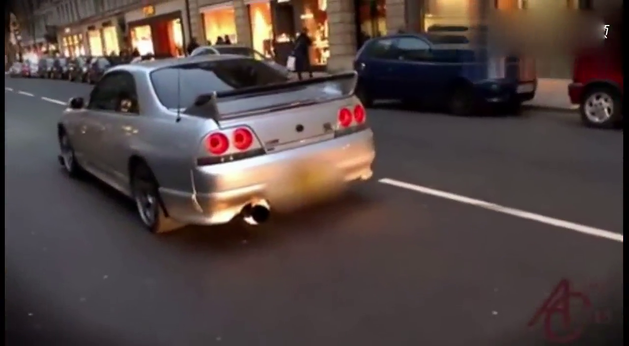 不要站在改装车的后面，尤其是会喷火的那种