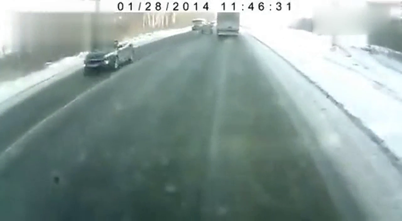 恐怖一幕！大卡车迎面撞飞失控小轿车