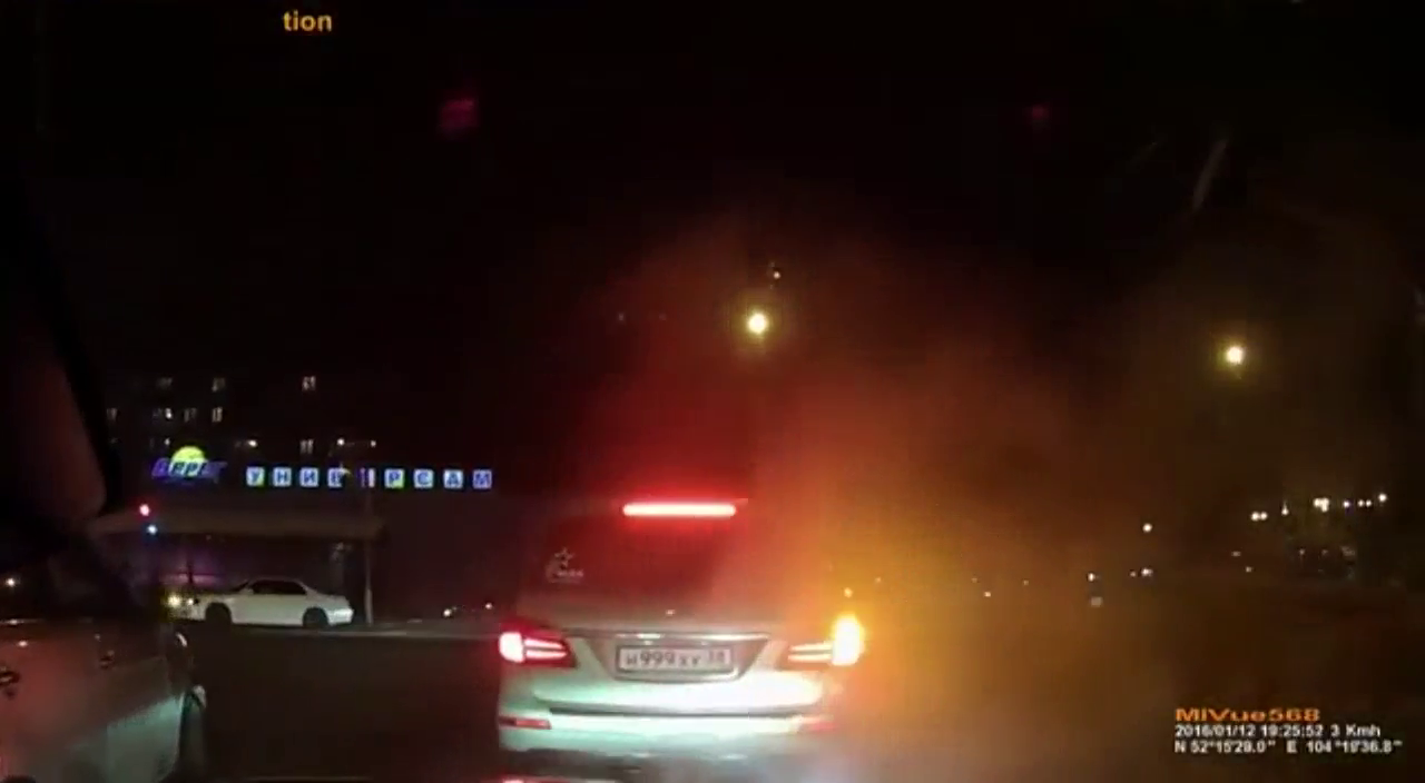 为啥开车要离大卡车远点？看完这个视频你就知道了