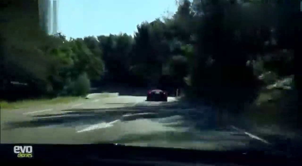 千万跑车布加迪威龙和帕加尼在乡村道上上演极品飞车