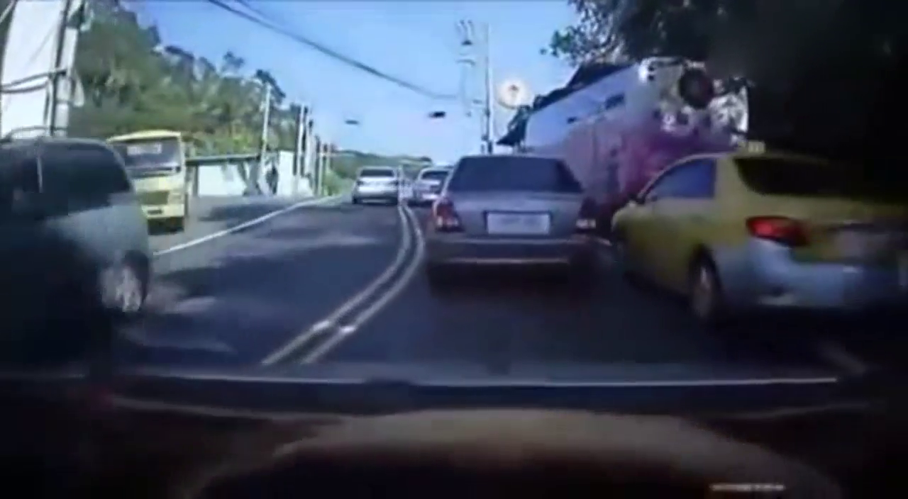 出租车惹怒摩托帮 这下杯具了