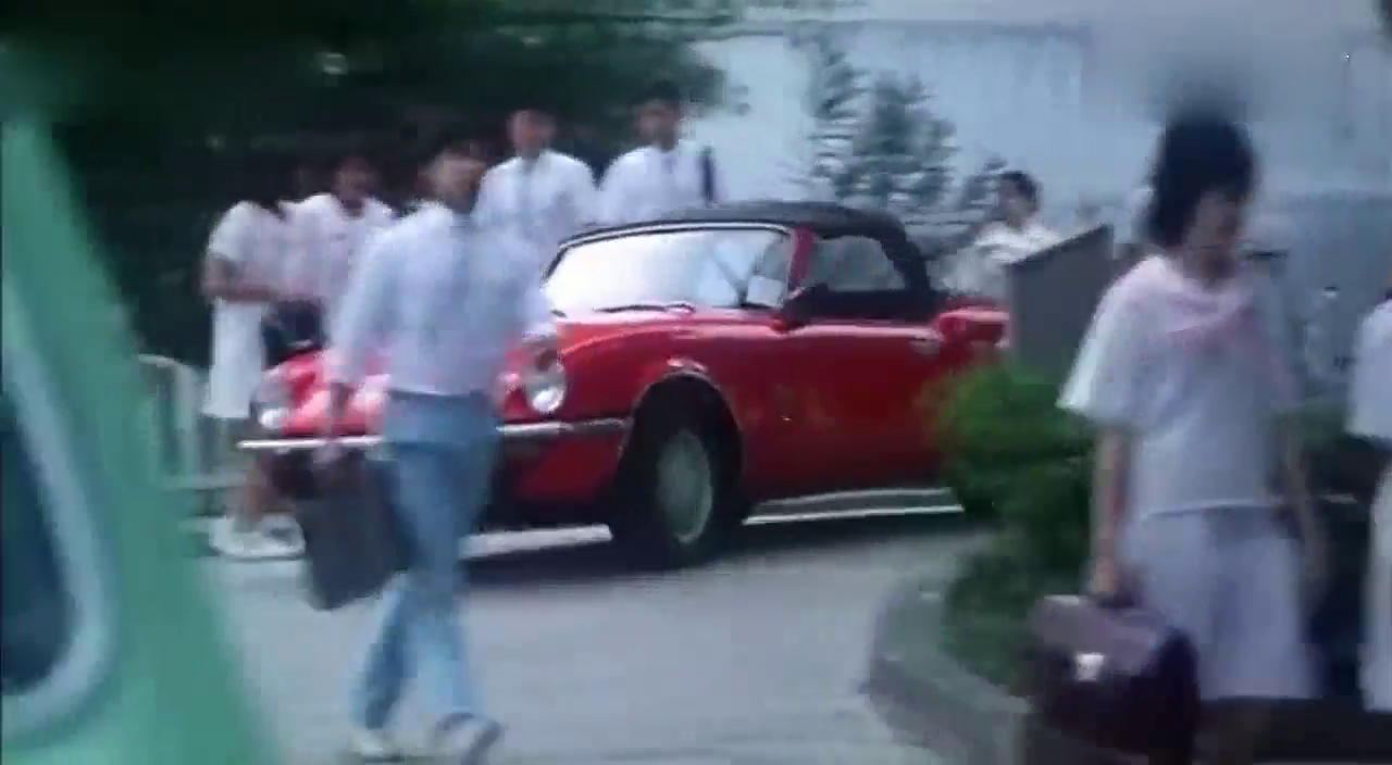 女生面前耍帅，与跑车争车位完胜，开不了车门尴尬了