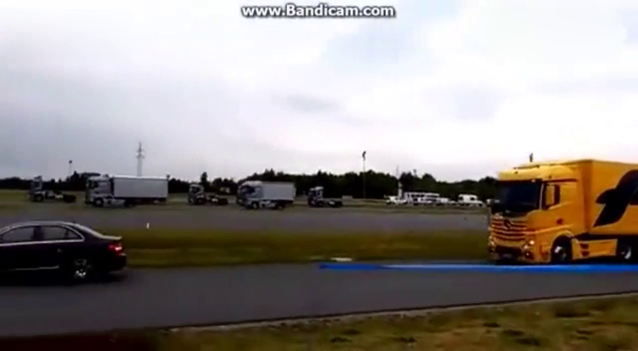 奔驰卡车自动刹车失灵，必须给老司机的技术竖大拇指！