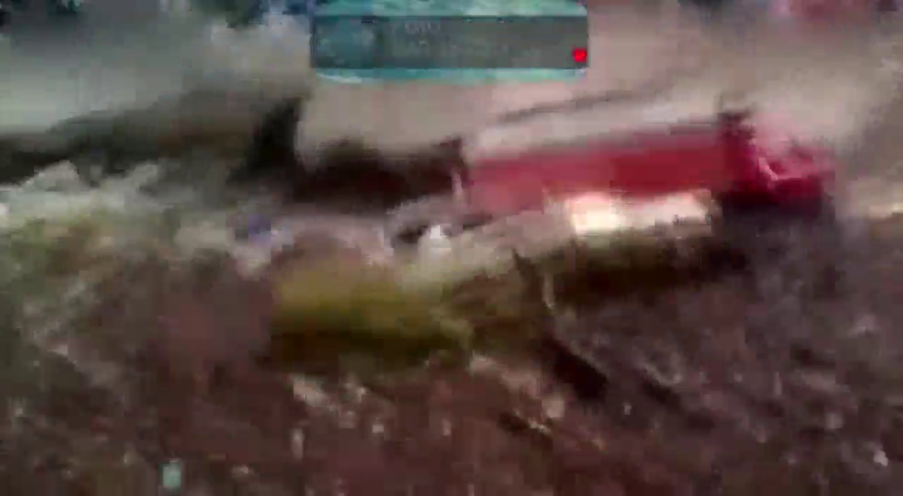 命真大，卡车司机从汹涌的洪水中脱险！