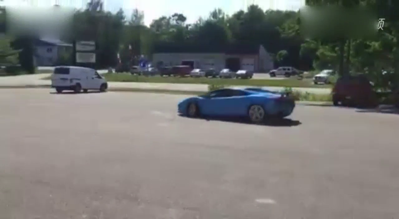 蓝色兰博基尼跑车在停车场玩起了原地漂移