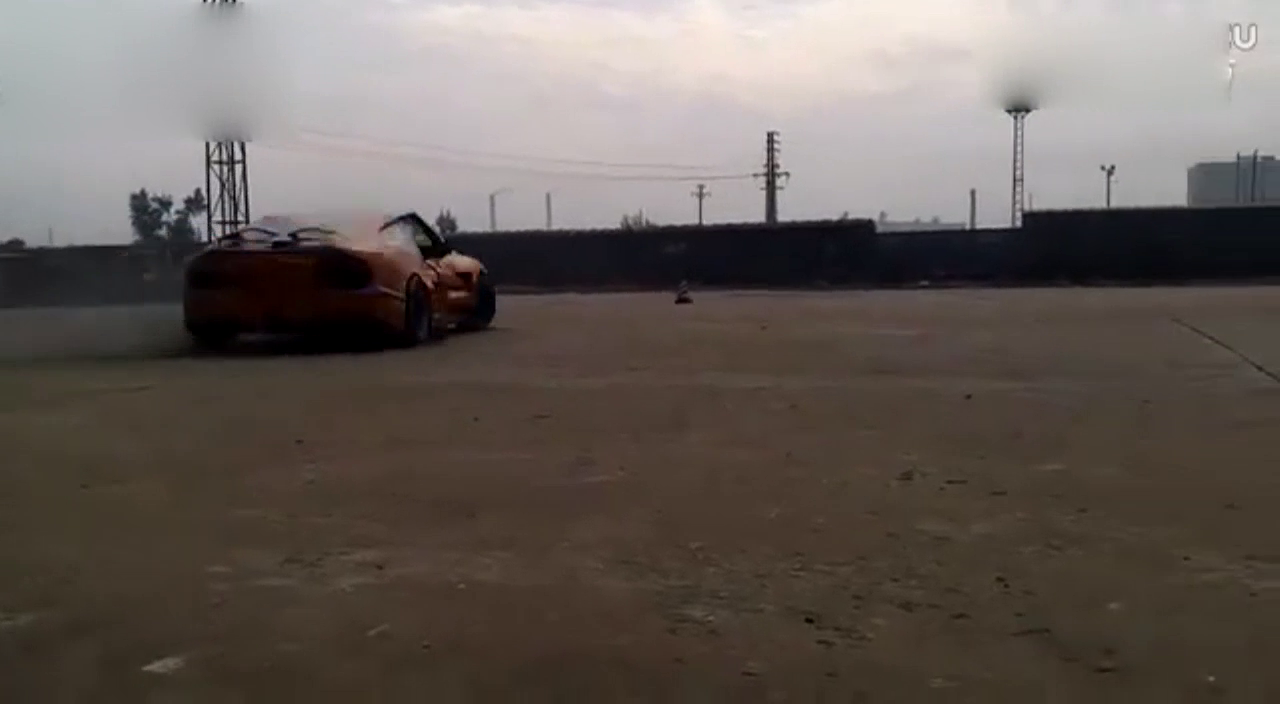 草根男子自造跑车玩漂移