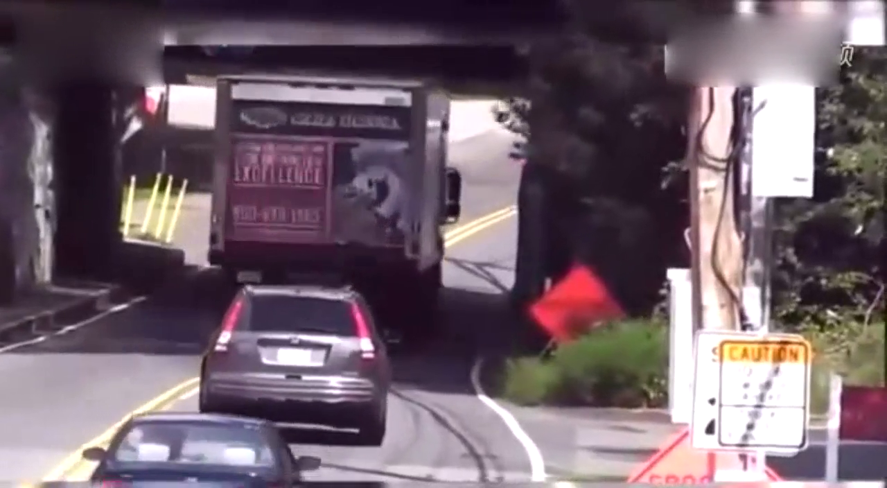 难以想象的重型卡车的恐怖车祸