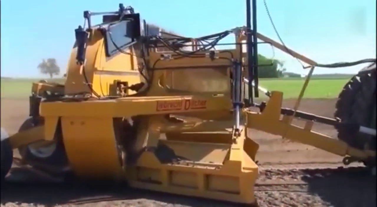 现代农业-重型设备挖沟机之世界最长的卡车
