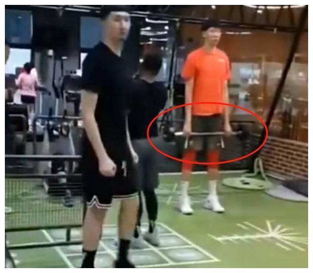 林书豪晒训练照,隔壁周琦挺举"袖珍"杠铃无辜躺枪,真心没法比