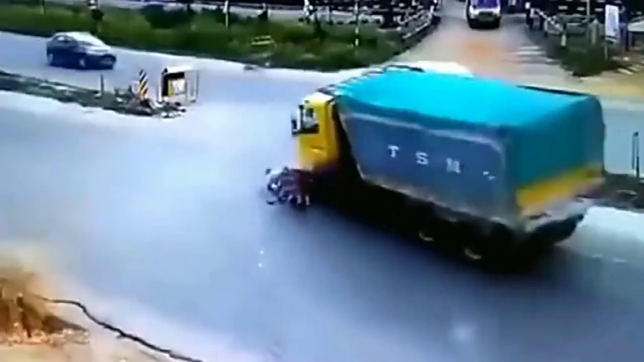 电动车夫妻横穿马路，丝毫不把大货车放在眼里，画面惨不忍睹！