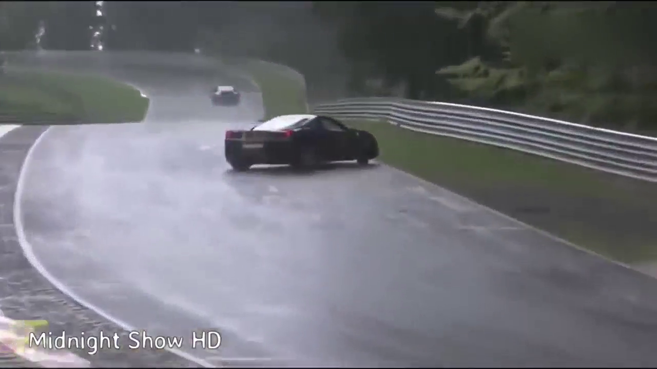 实拍：价值近千万跑车瞬间变废铁!