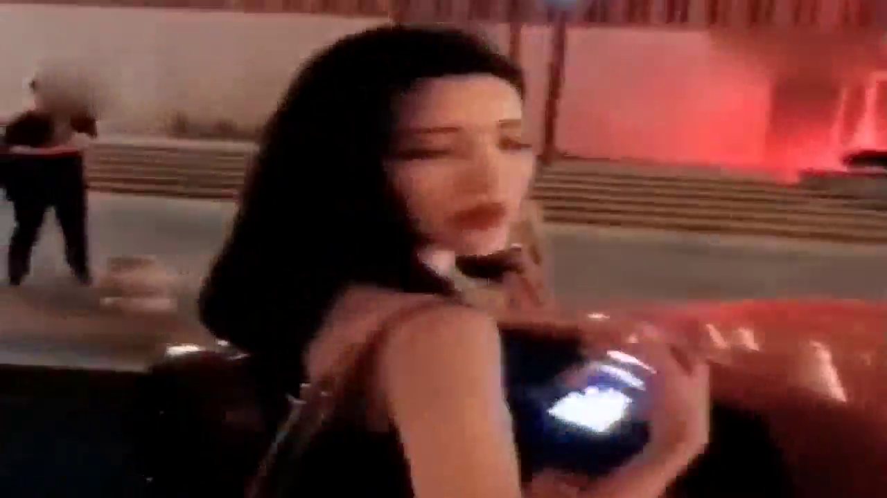 年纪轻轻的就开这么好的跑车，美女！年薪少说都得上百万吧？