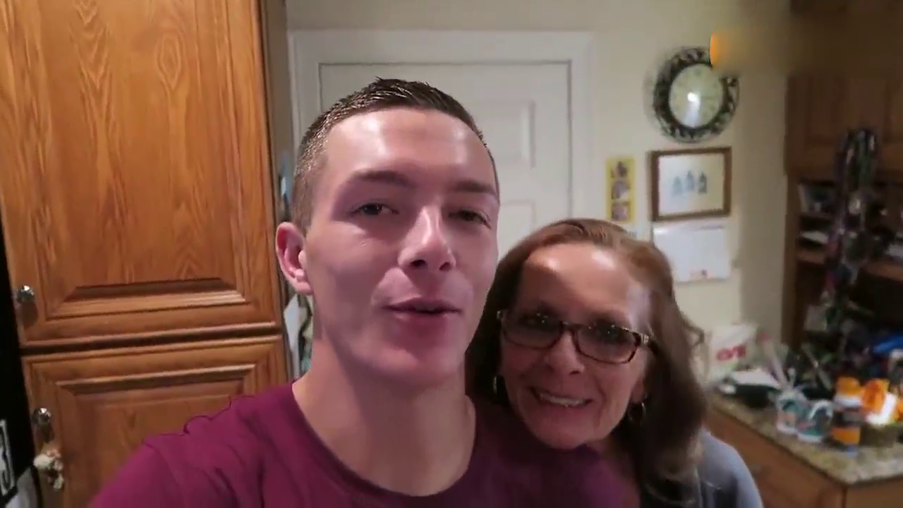 妈妈戏很足 驾驶敞篷车带妈妈体验漂移