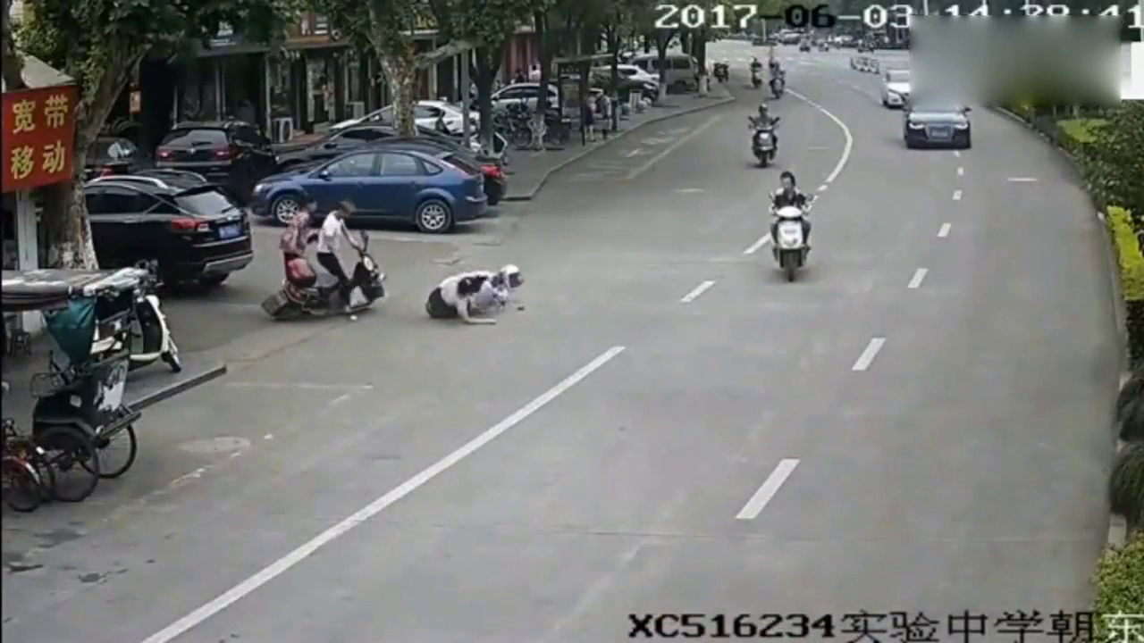 女孩骑电动车过路口突然被撞倒，下一秒尴尬了