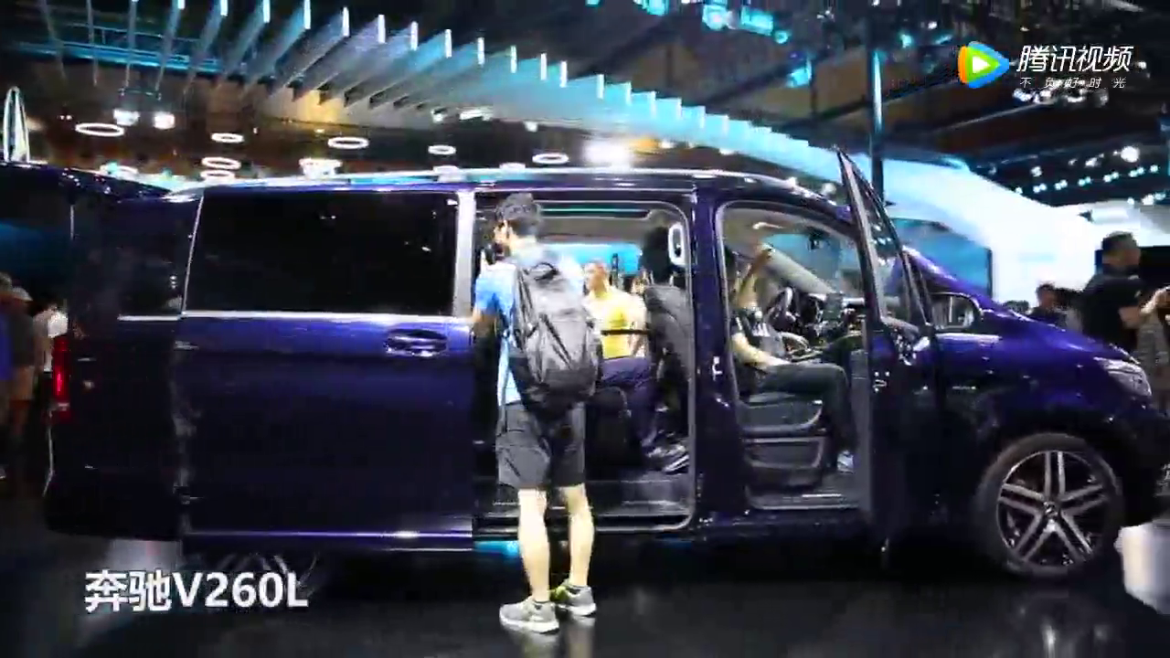 最爱一抹宝石蓝 车展实拍奔驰新款V级