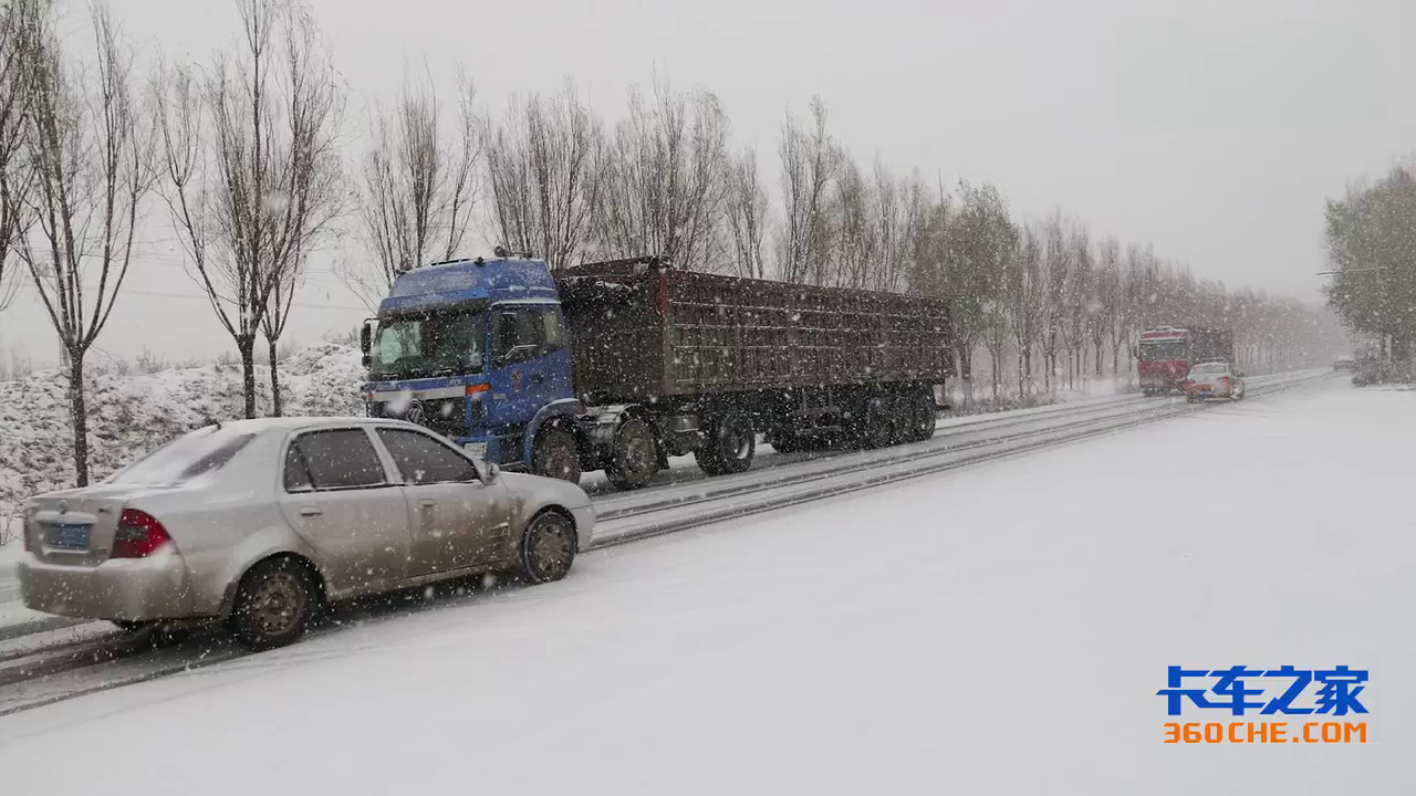 暴雪天气袭来 卡车司机开车要小心 你的亲人在等你安全回家