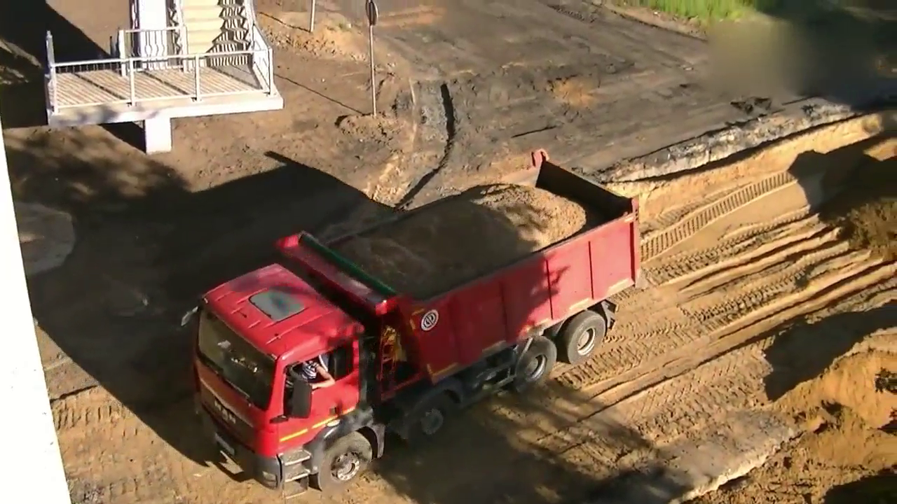 曼TGS 8x4重型自卸卡车，一车20立方米的细沙