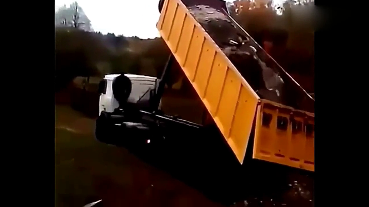 卡车严重超载，车子都翻车了