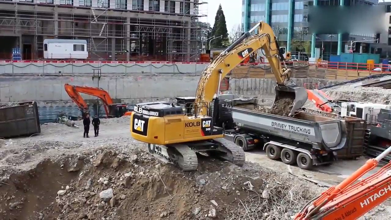 卡特349E挖掘机，卡车排着队等装车