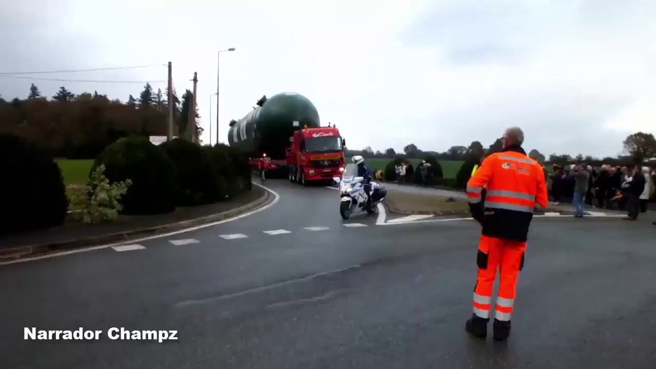 卡车运载巨型设备上路 卡车的超强运载能力 重型设备这样运上路