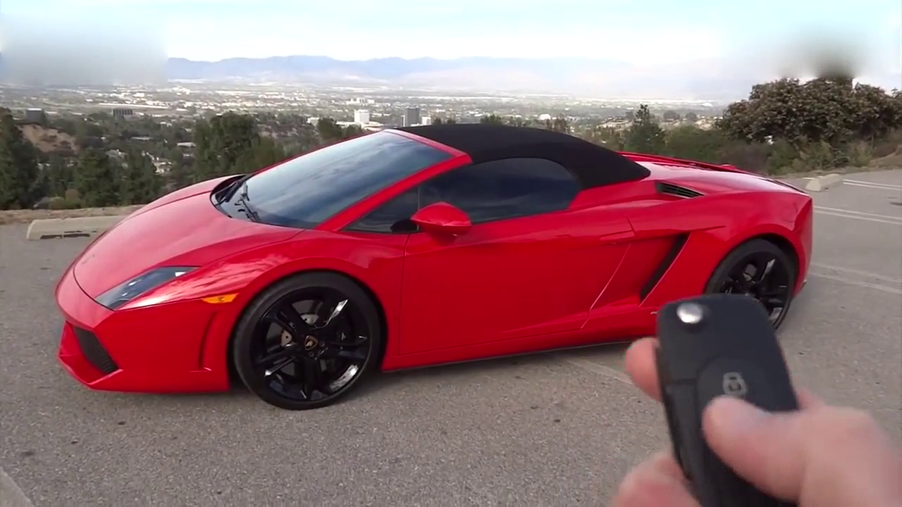 小伙第一次开跑车，不小心多按了几下，结果霸气的一幕立马闪现！