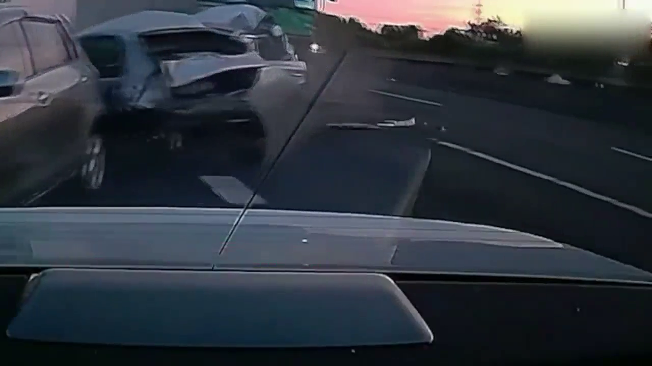 卡车卡在铁轨被火车撞成稀烂 重型卡车交通意外 大卡车车祸