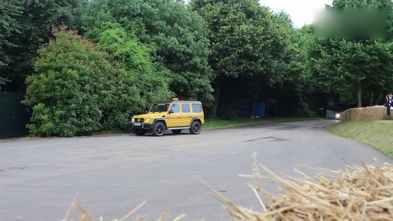 参加古德伍德的车在这个弯道踩一脚油门就知道谁的技术更好