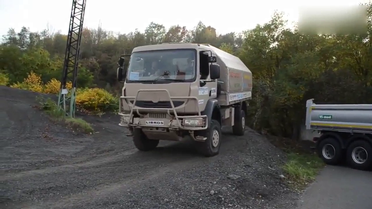 军用卡车界大佬展示产品逆天爬坡能力