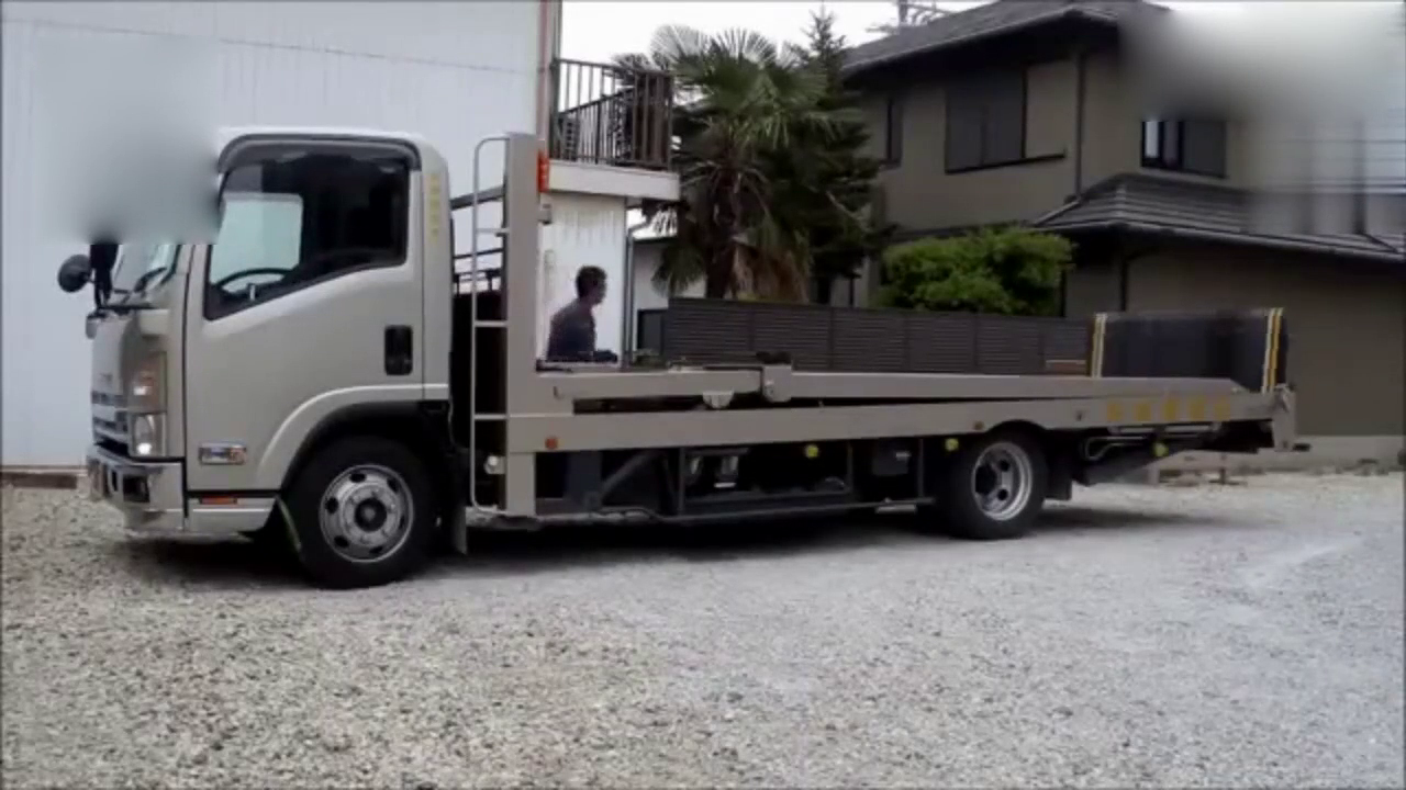日本五十铃卡车运输小轿车，看看轿车是怎样开上卡车的
