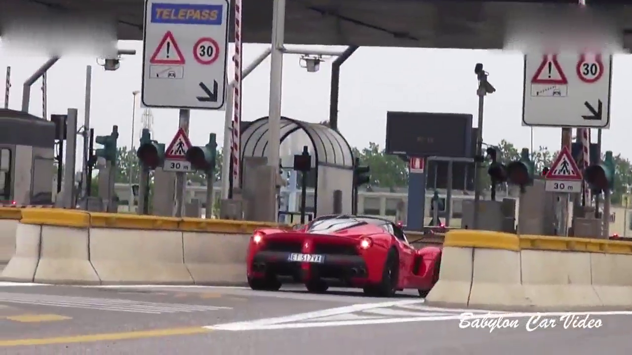 红色法拉利跑车出现， 过收费站都是如此的帅气！