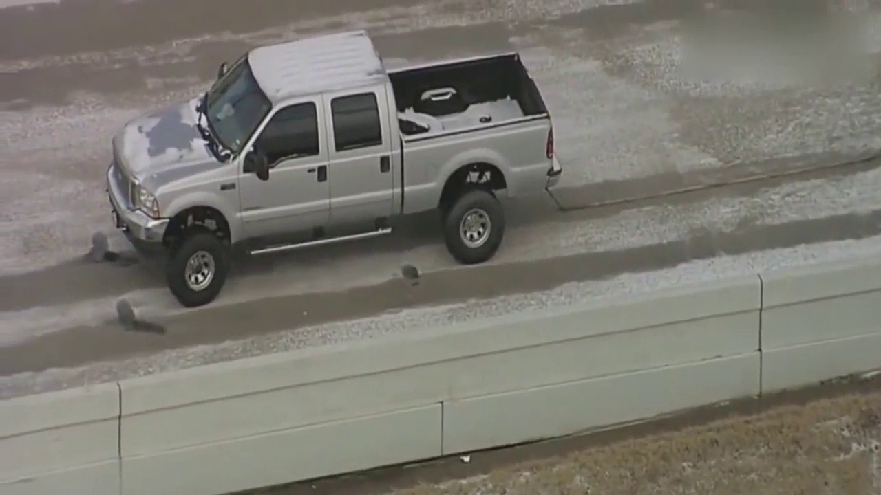 看看这辆皮卡车是如何拉动比它大几倍的卡车！