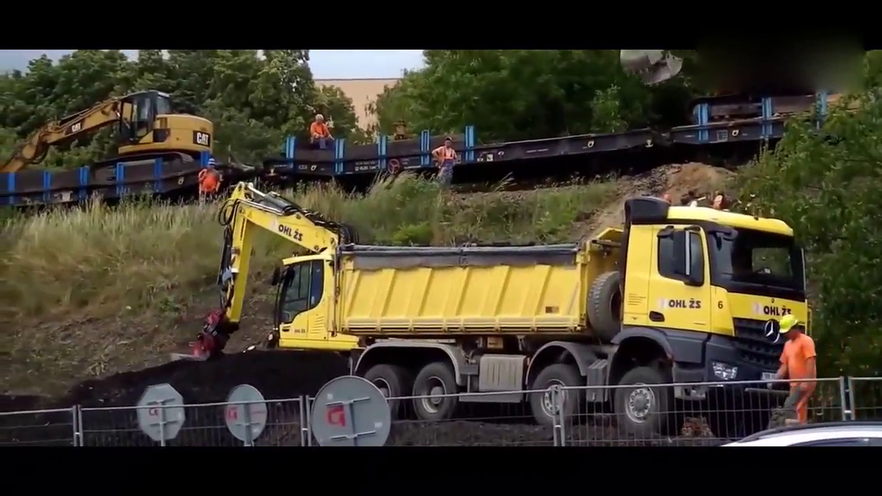 看来老板对这个牌子很满意，挖掘机和卡车都买这个