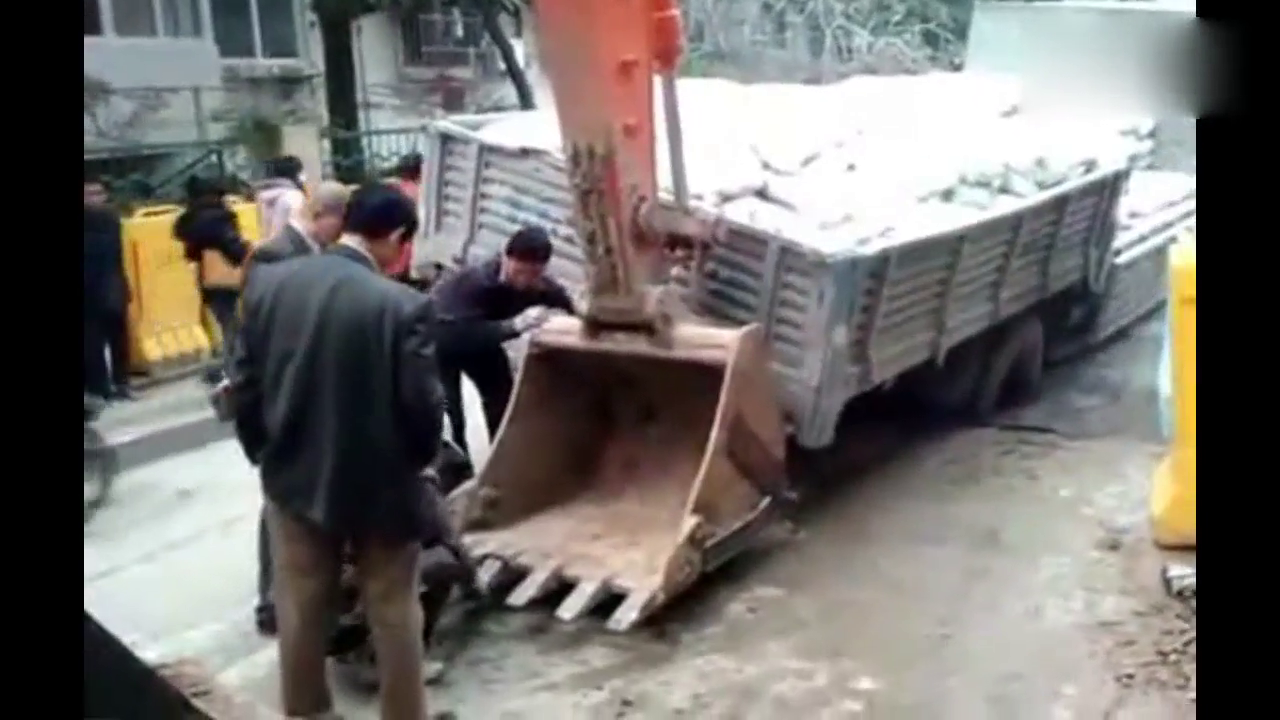 超载大卡车马路边陷车，挖机帮忙救援！