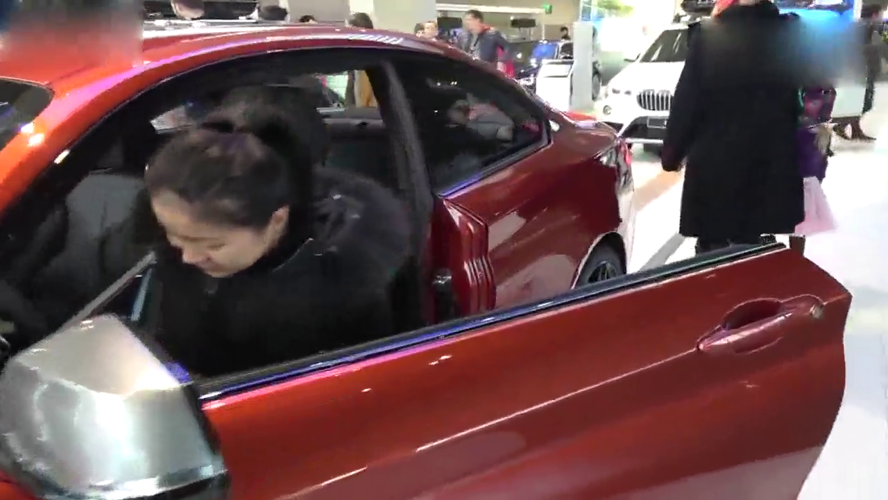 带女友逛宝马4S店，女友看上宝马M2跑车，竟然不愿下车？