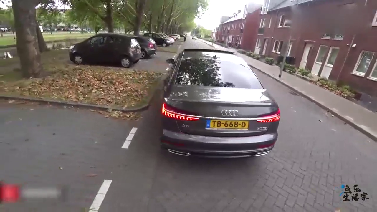 跑车志：价值50万的新款奥迪A6，开上路后打开自动驾驶