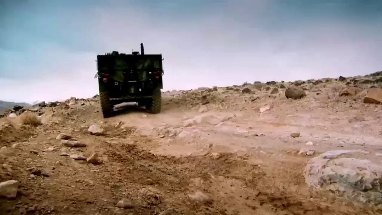 路虎揽胜vs军用卡车比越野性能，谁才是最后的赢家！