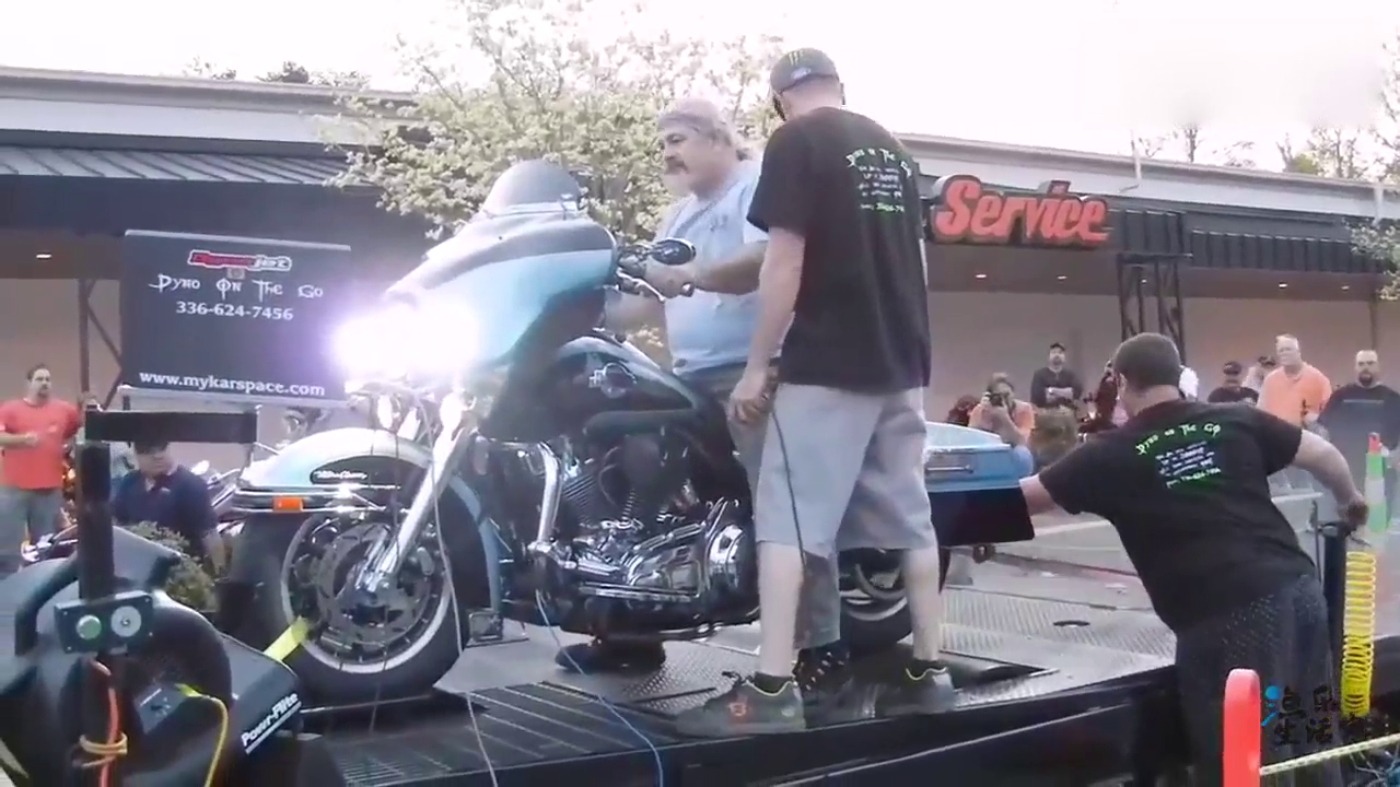 跑车志：大叔开新提的哈雷摩托车上马力机，帅不到3秒就尴尬了！