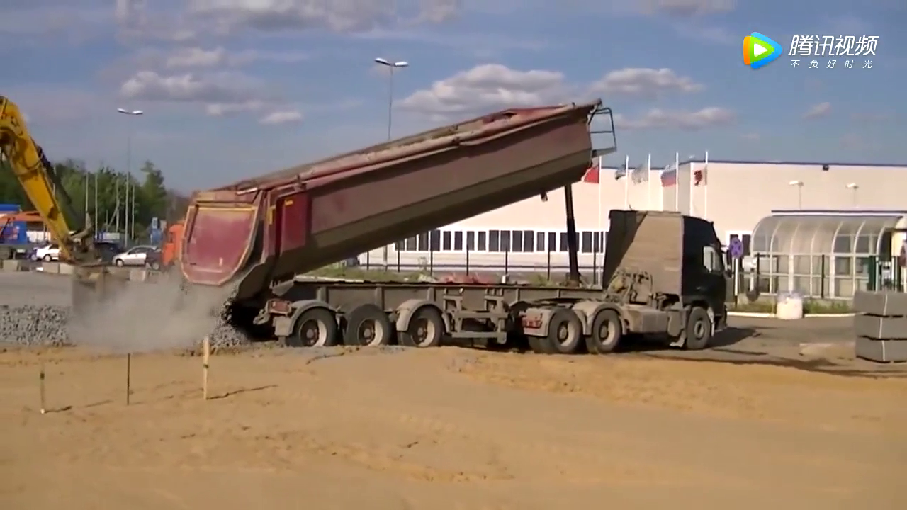 超长型卡车卸货过程 一辆顶三辆！