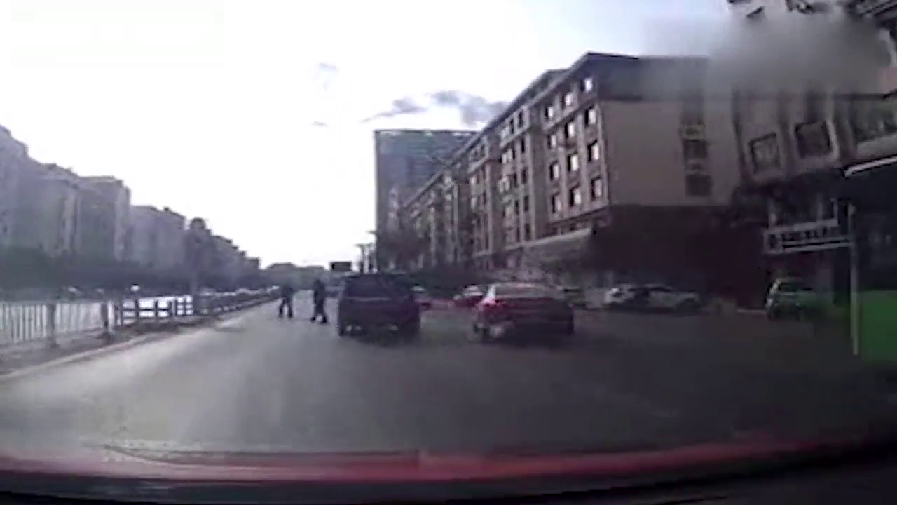 人行道不减速，出租车行车记录仪拍下这可怕一幕