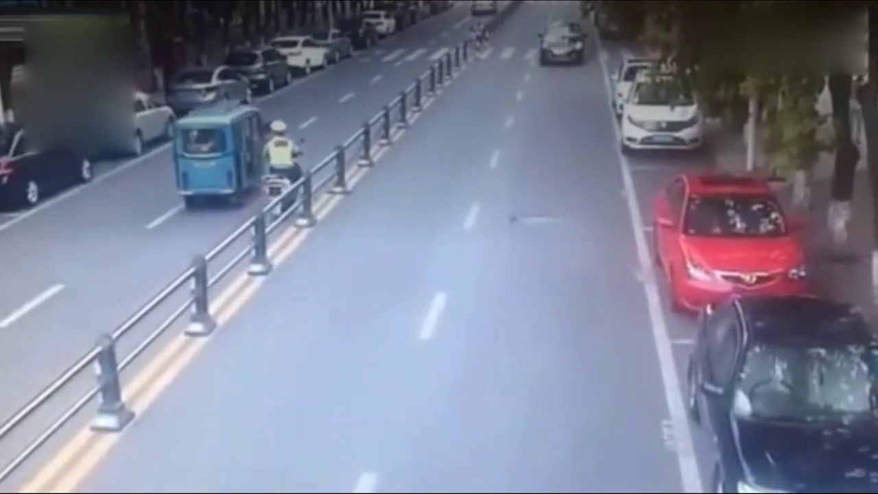 交警骑电动车在回家，突然监控拍下离奇一幕，三轮车你摊上事了