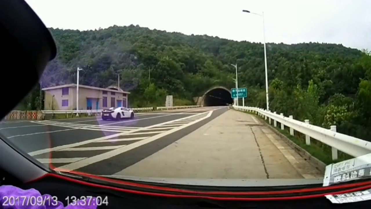 今天我受刺激了，以后不开跑车不上高速了