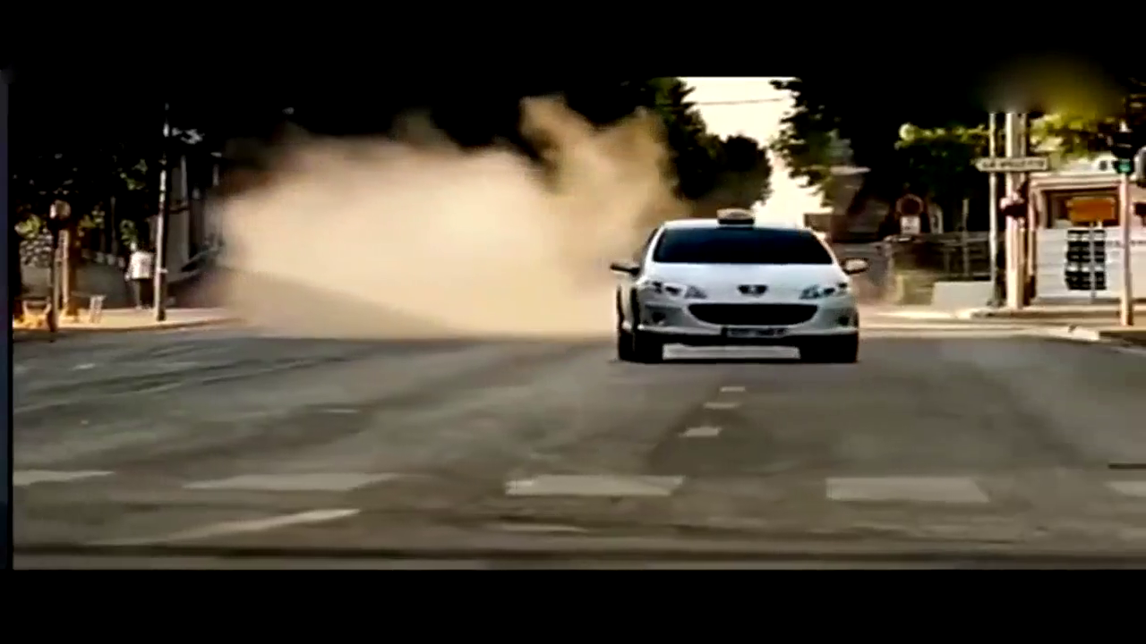 子弹头从出租车经过，交警的衣服都被吹光了！